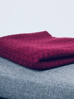 NWOT Lusso NY 100% 2 Ply Cashmere Pointelle Infinity Scarf Burgundy / Wine